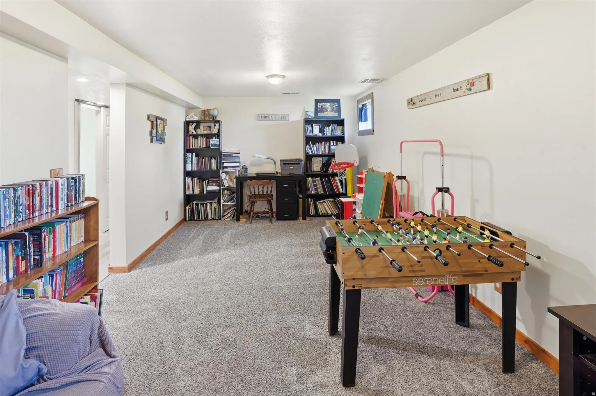 Rec room with carpet flooring and baseboards
