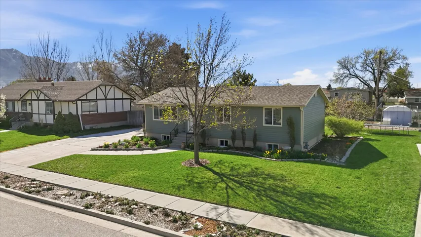 View of front facade with a front lawn and driveway