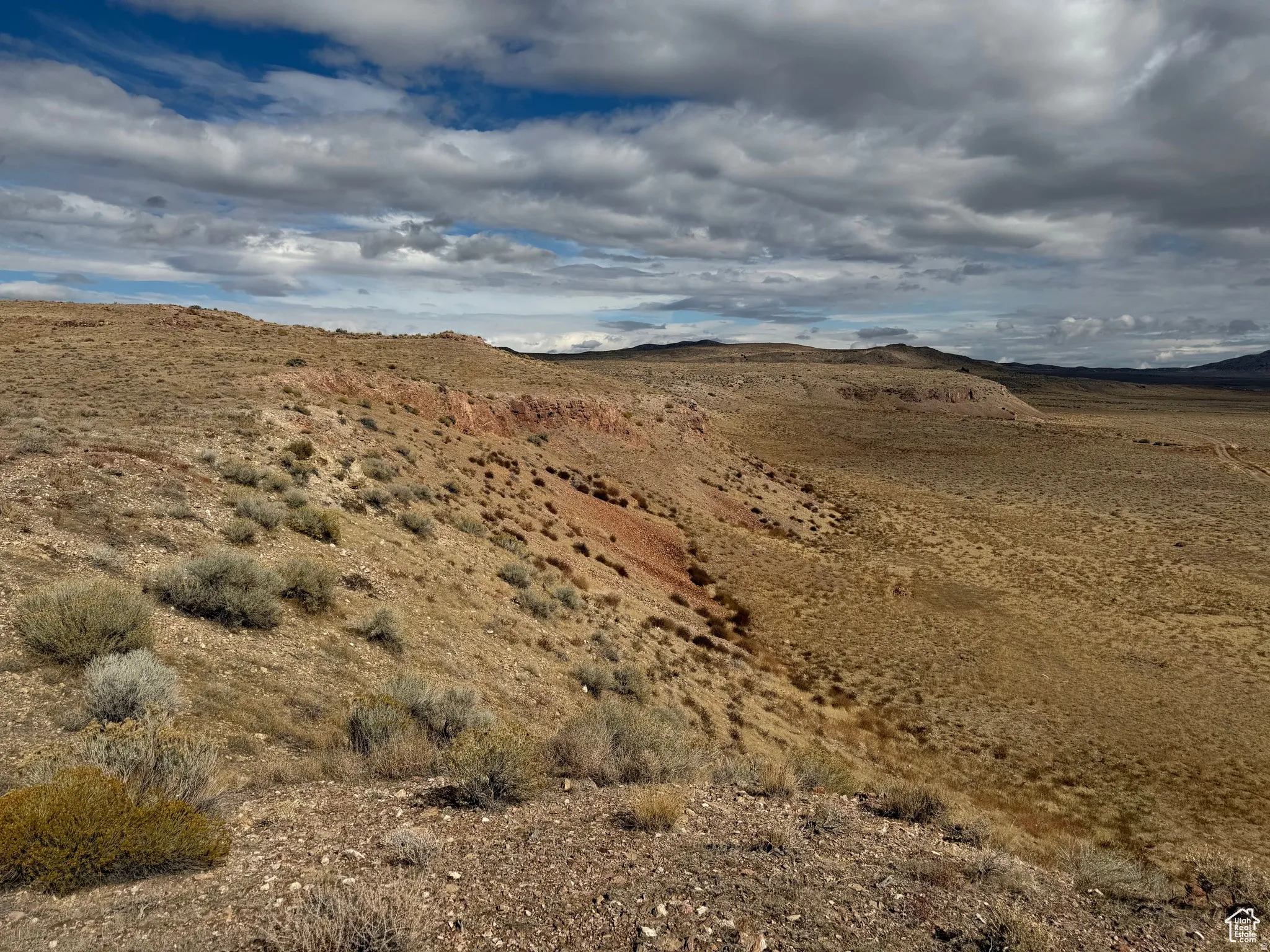 View of mountain backdrop featuring a desert landscape