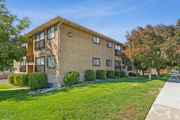 View of apartment building / complex