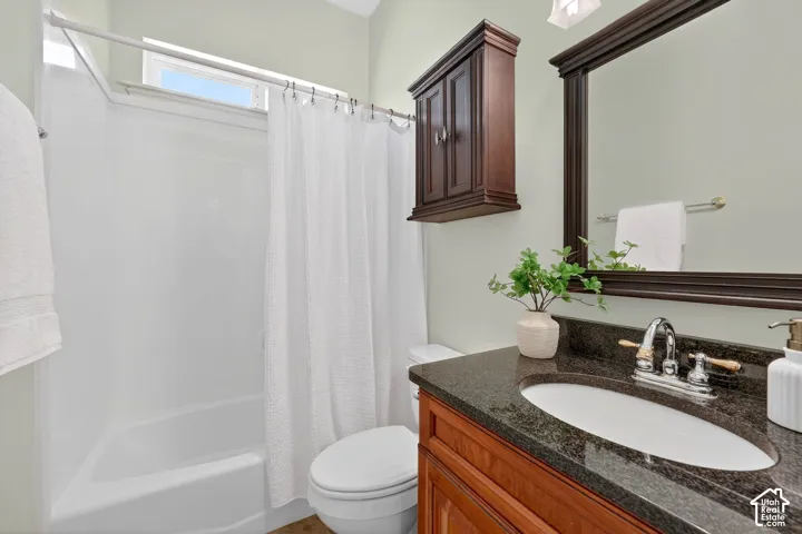 Full bath with vanity and shower / tub combo