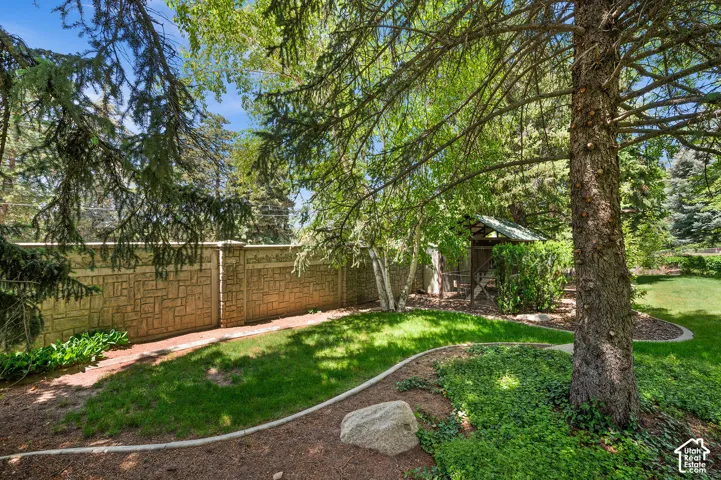 Front wall for privacy