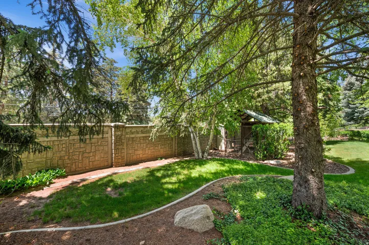 Front wall for privacy