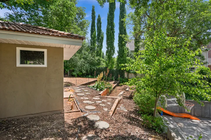 Upper gardening shed and planting area