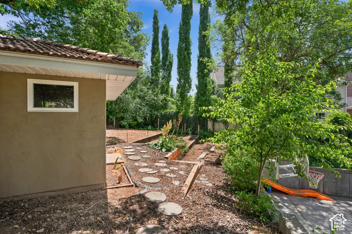 Upper gardening shed and planting area