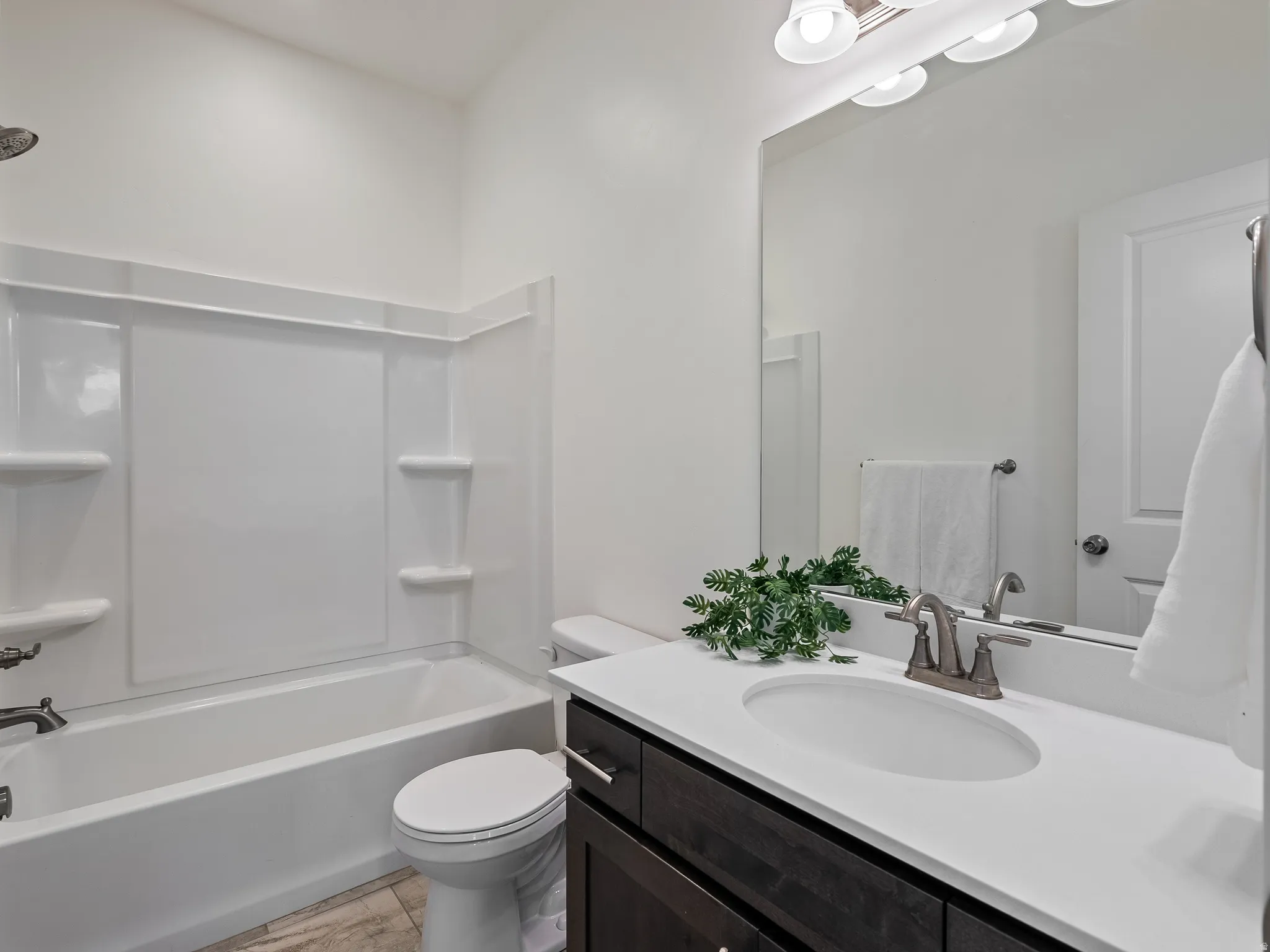 Full bath with vanity and washtub / shower combination