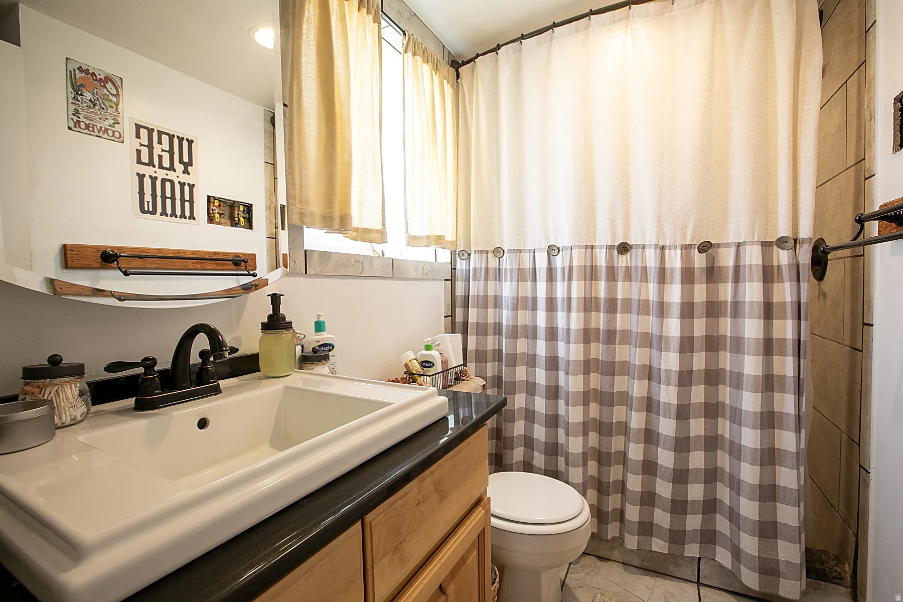 Full bath with vanity, a shower with shower curtain, and recessed lighting