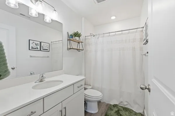 Upstairs main bathroom