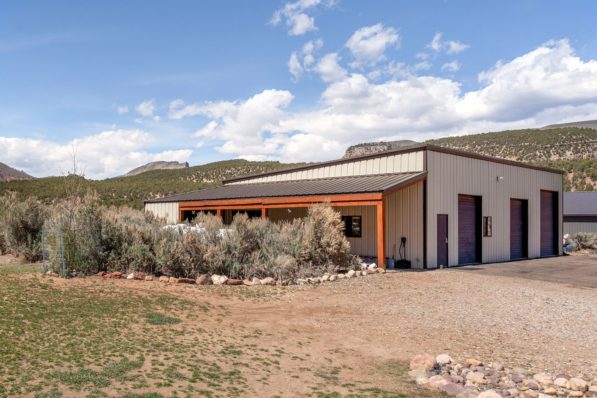5 bay shop with a carport attached, 2 bays on side