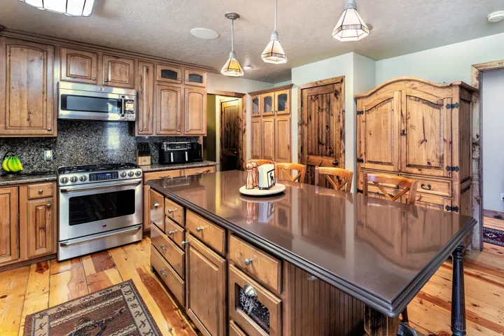 Breakfast bar with quartz countertop