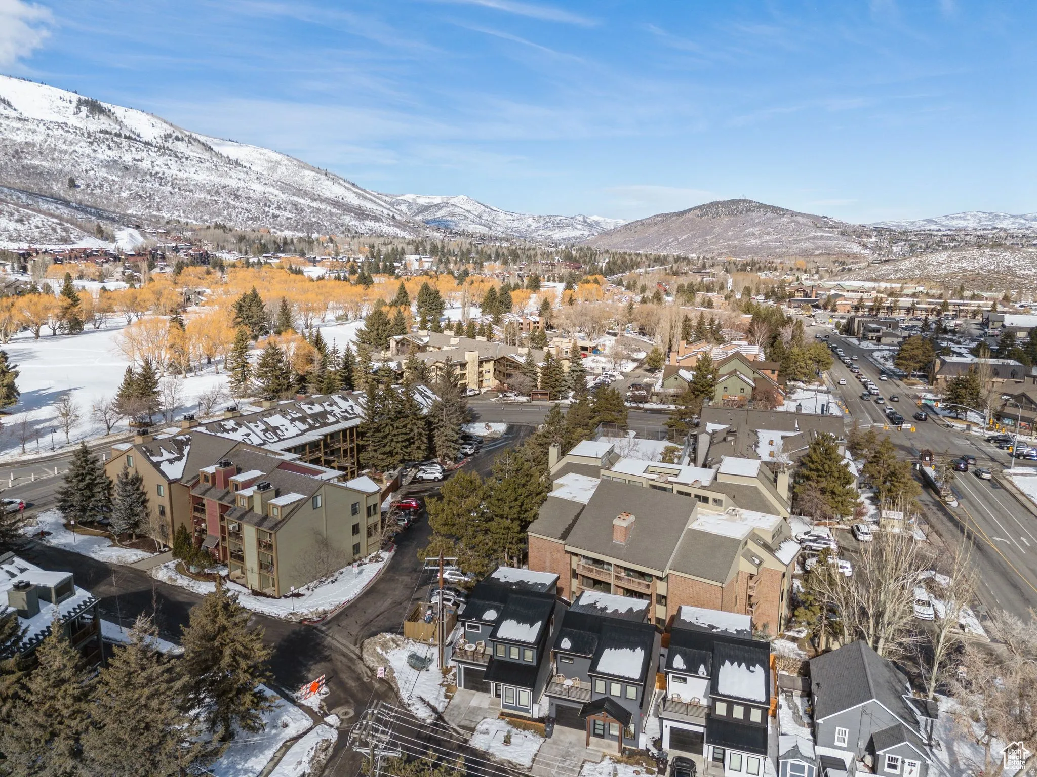 Snowy aerial view featuring a mountain view