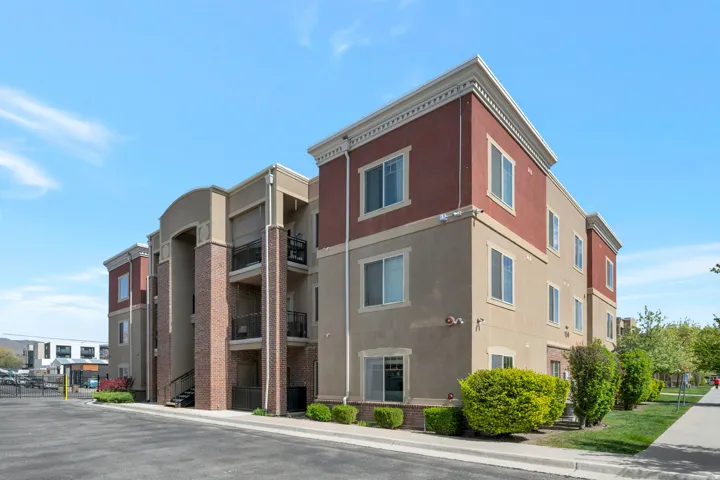 View of apartment building / complex