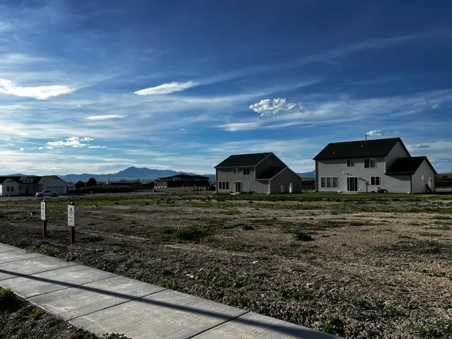 View of yard featuring a mountain view