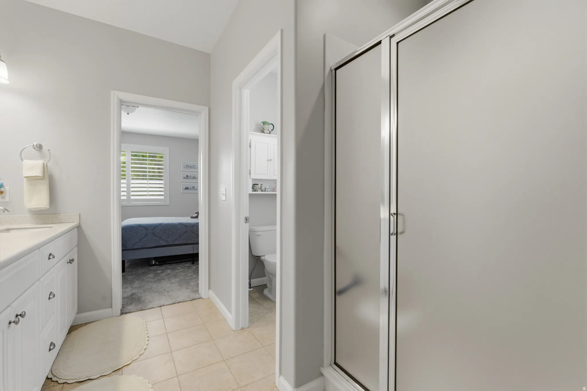 Large shower, separate toilet room
