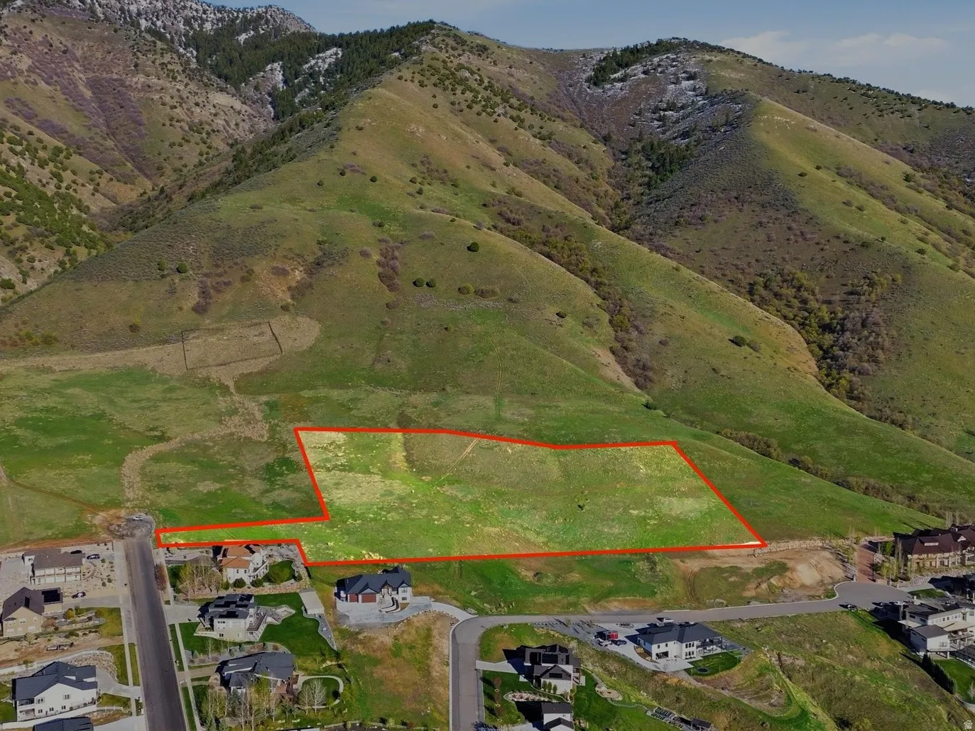 Aerial view of property's location with property boundaries highlighted and mountains