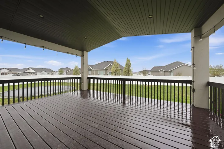 Wooden terrace with a lawn and a residential view