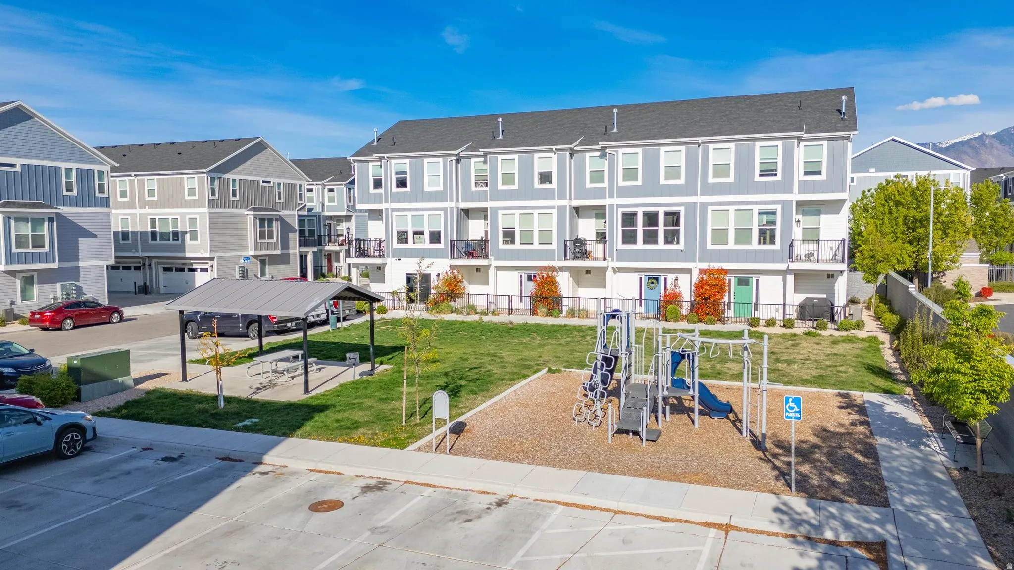 View of home's community with a residential view