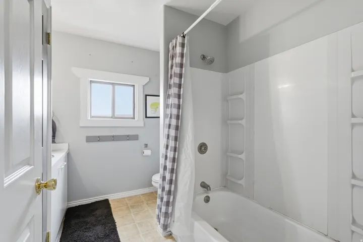 Full bath with vanity and shower / bath combo
