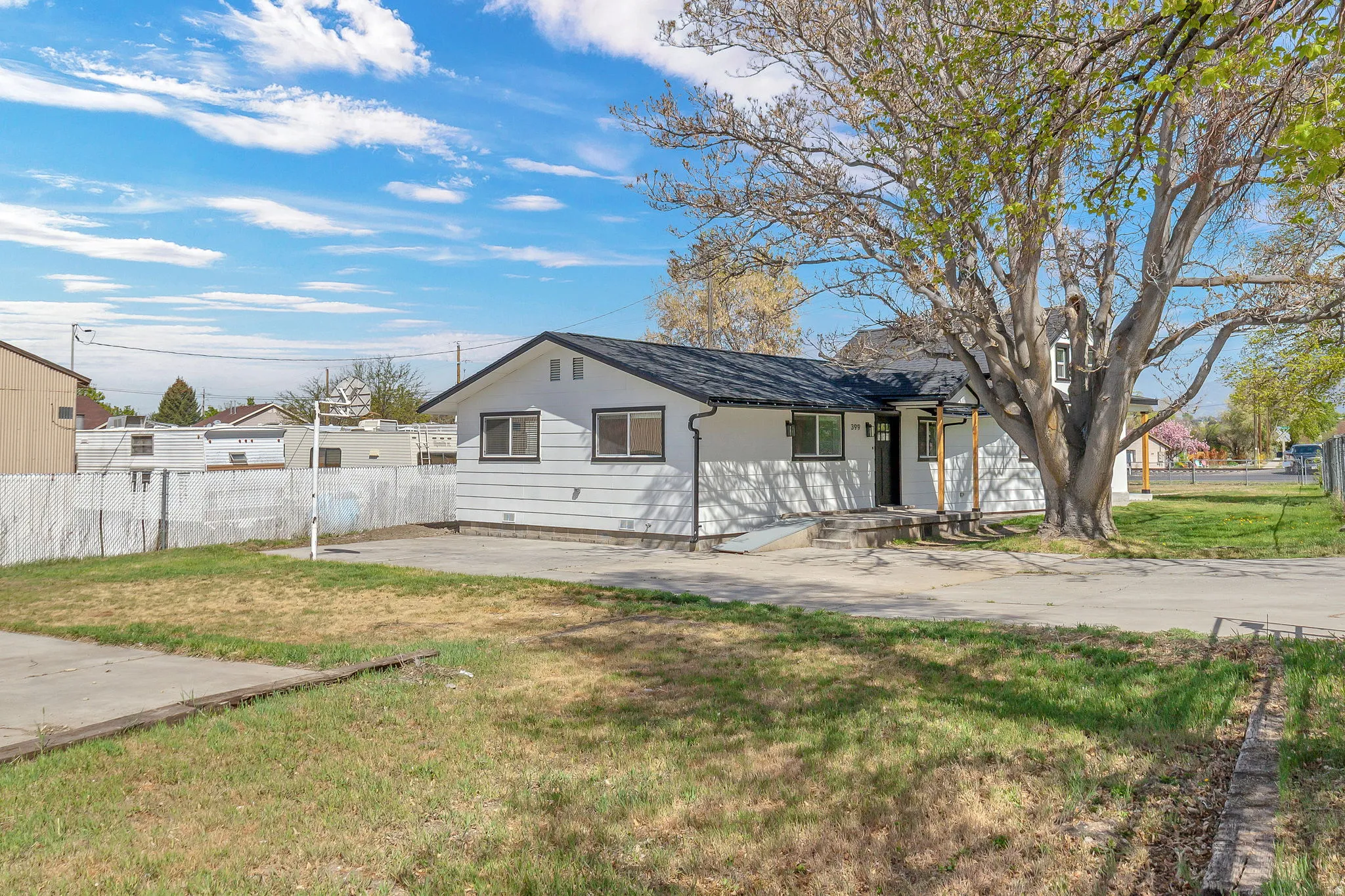 Side yard with driveway