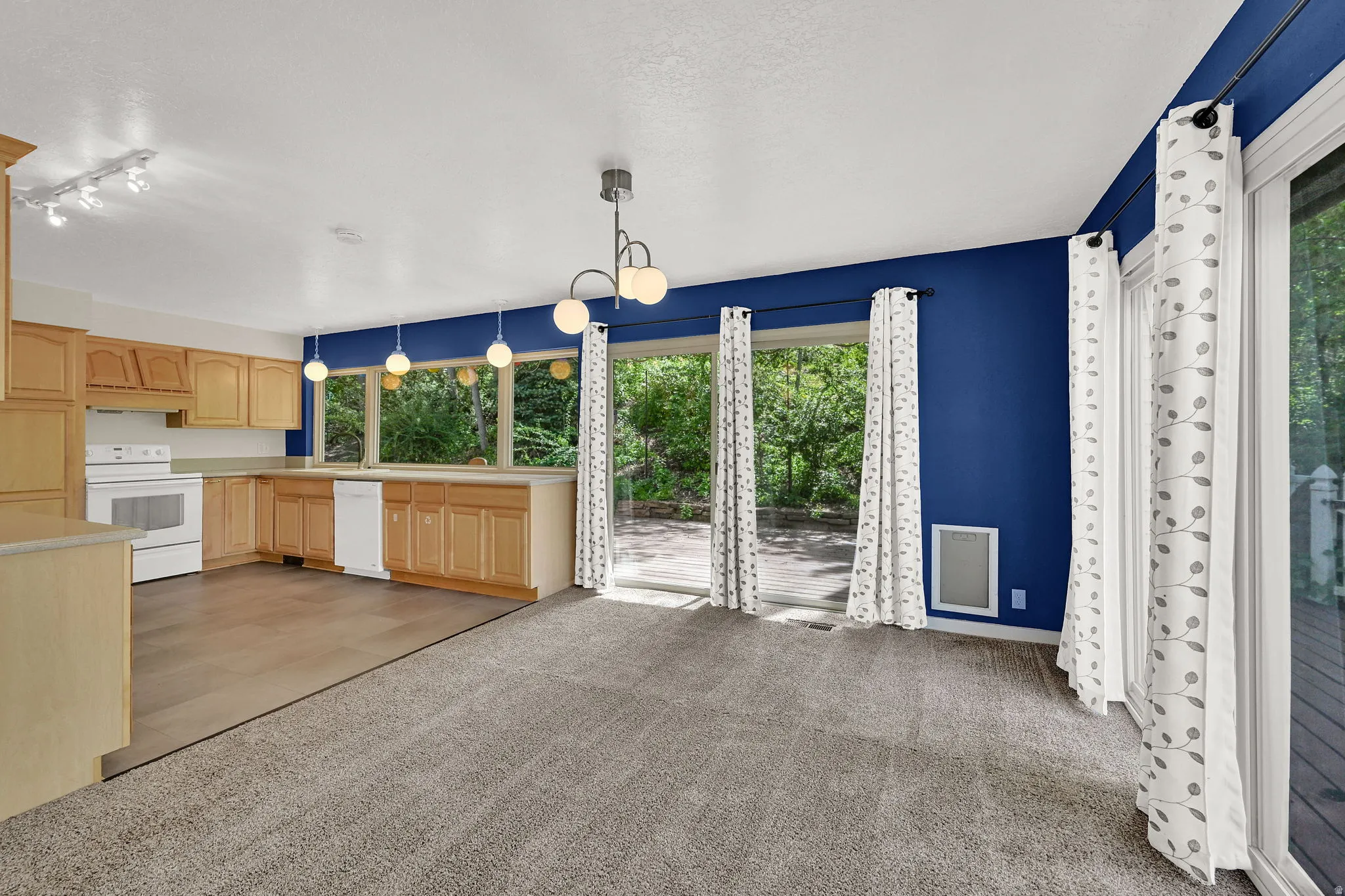 Dining area off kitchen