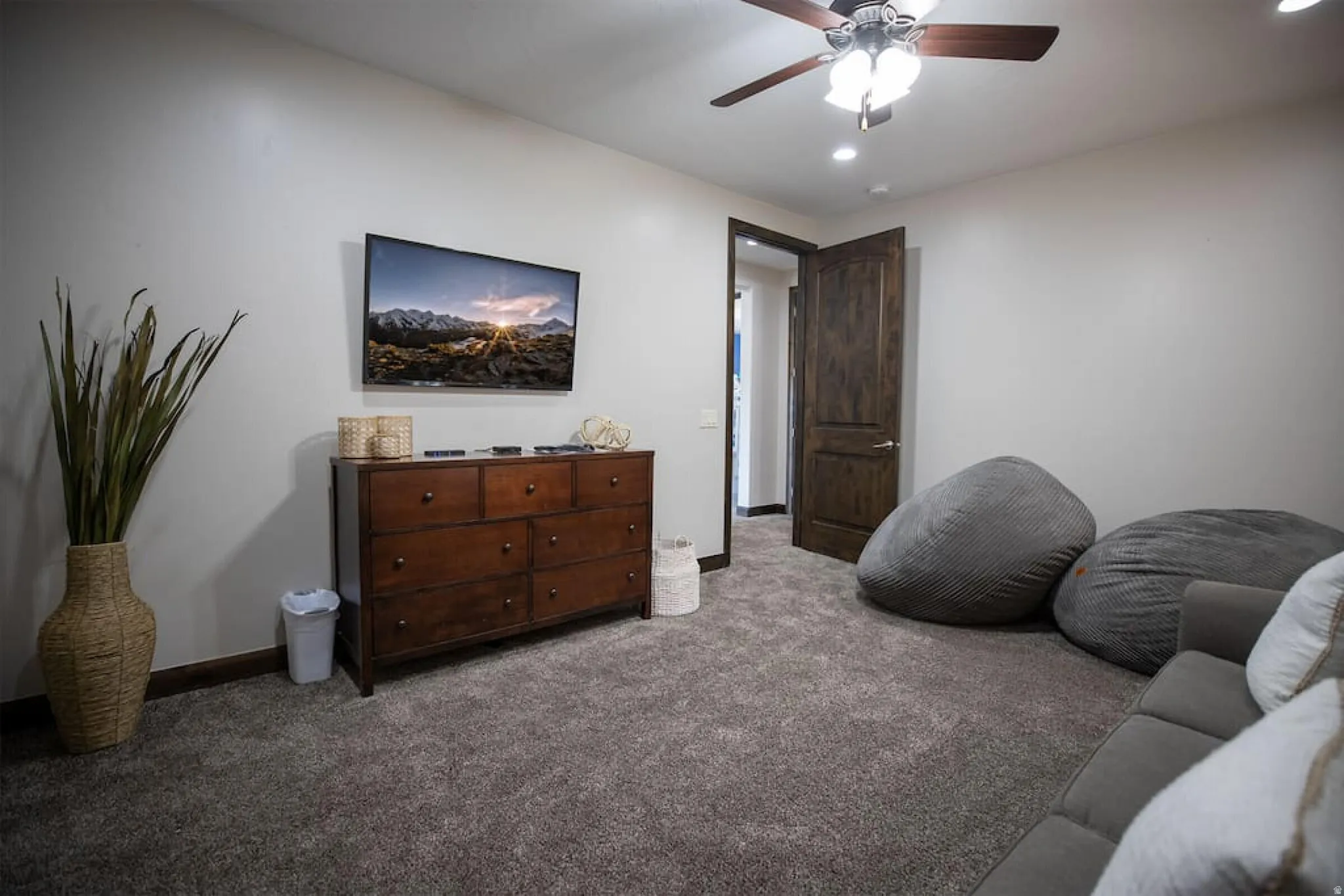 Living area with carpet, ceiling fan, and recessed lighting