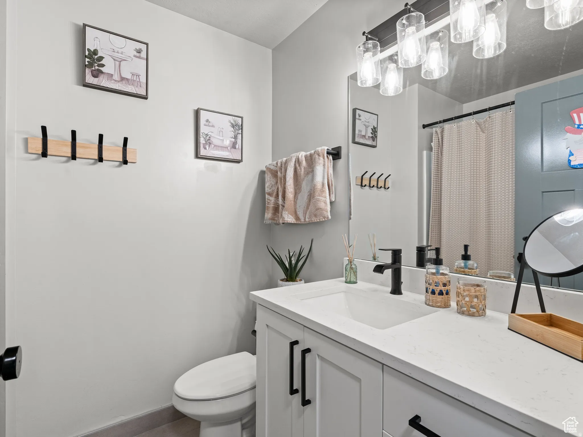 Full bathroom featuring a shower with shower curtain and vanity