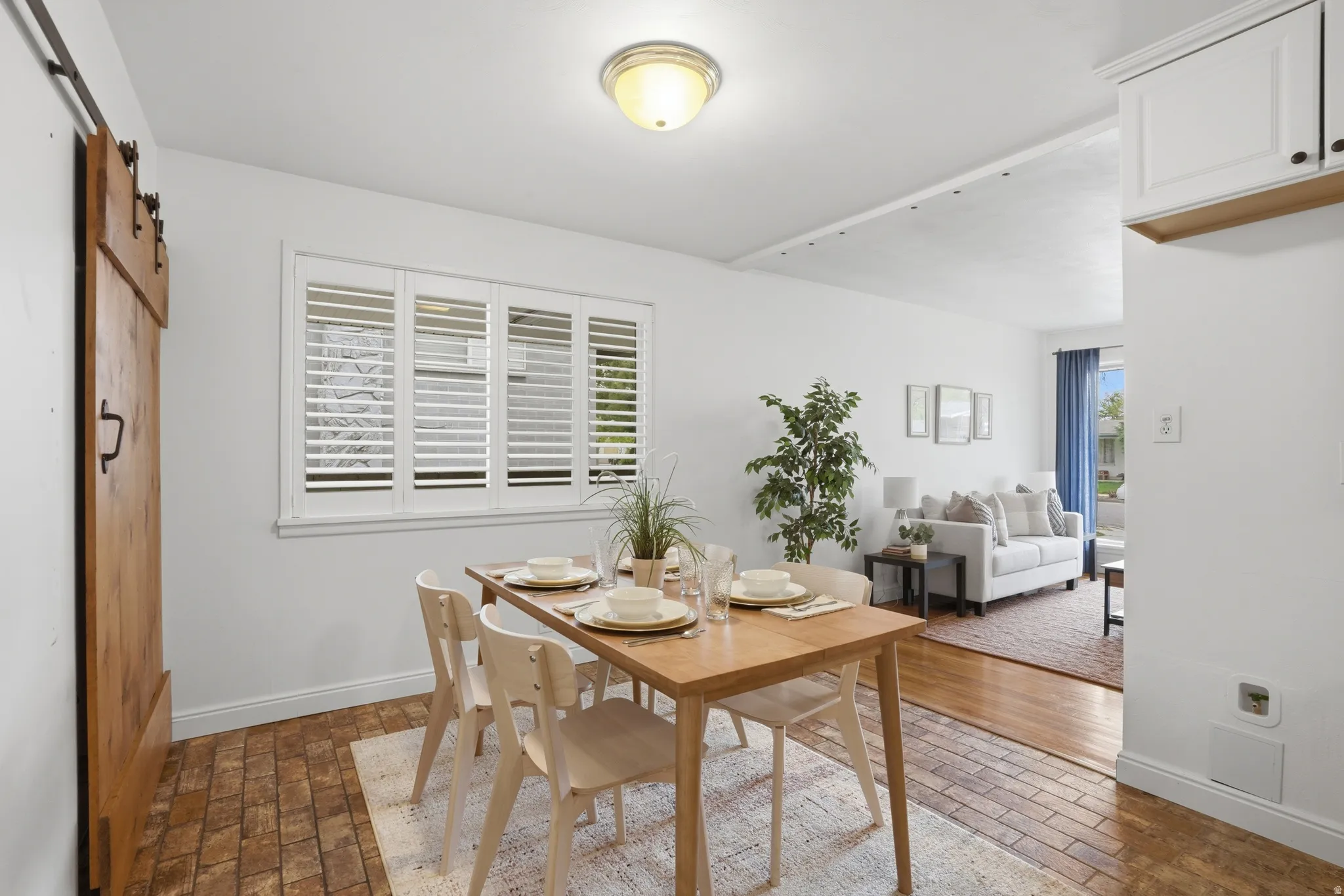 Dining room with a barn door and baseboards