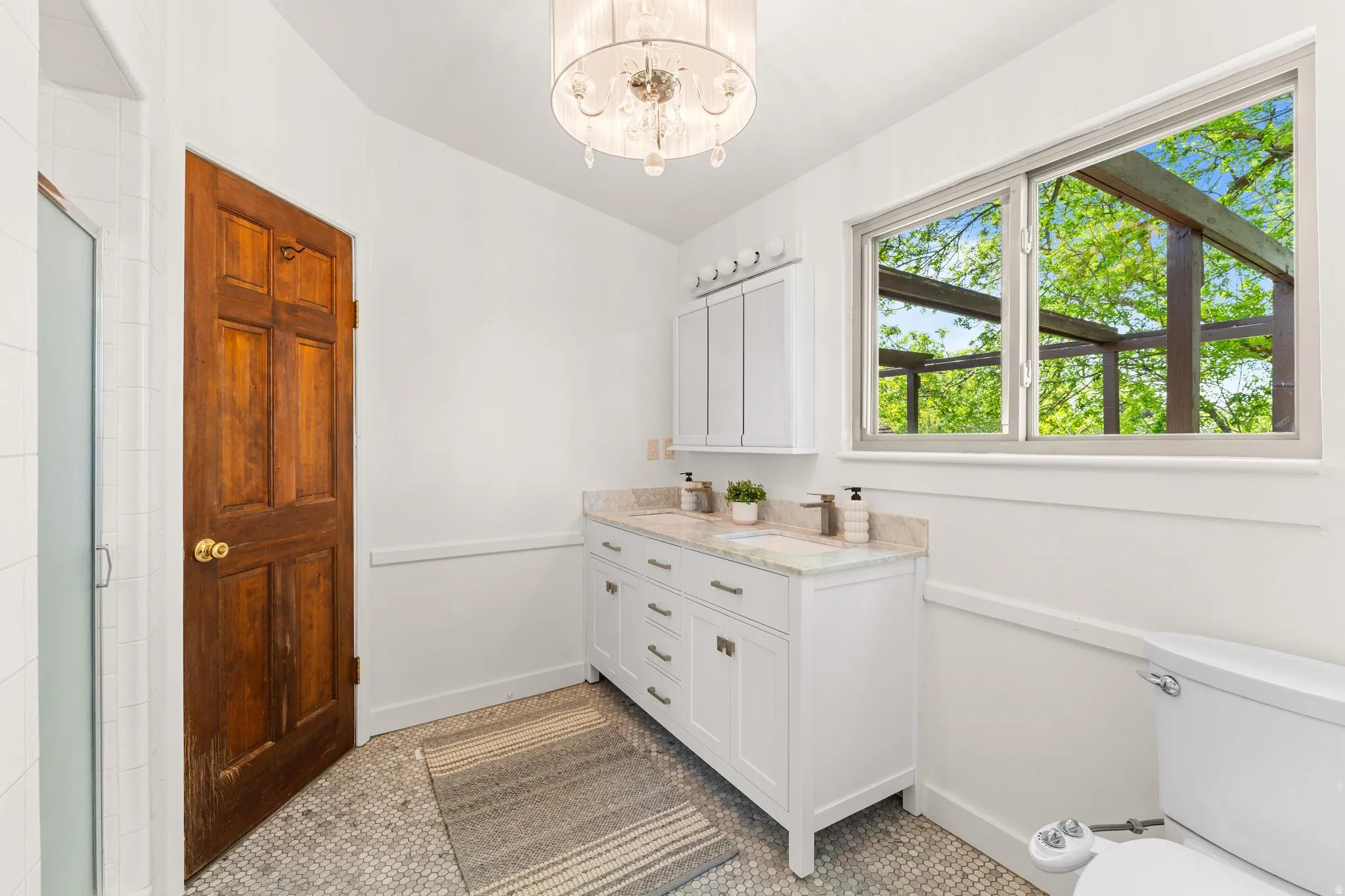 Laundry room with baseboards and a chandelier
