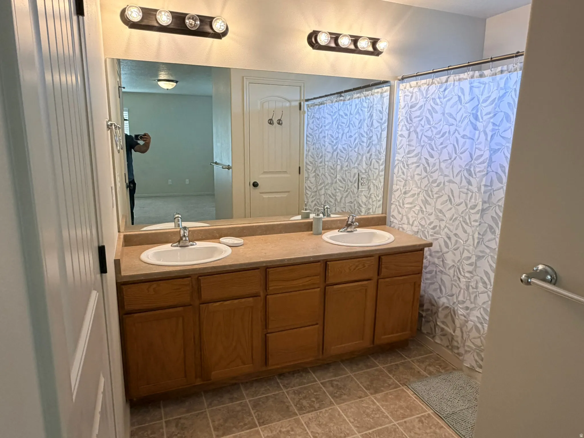 Principal bathroom with double vanity