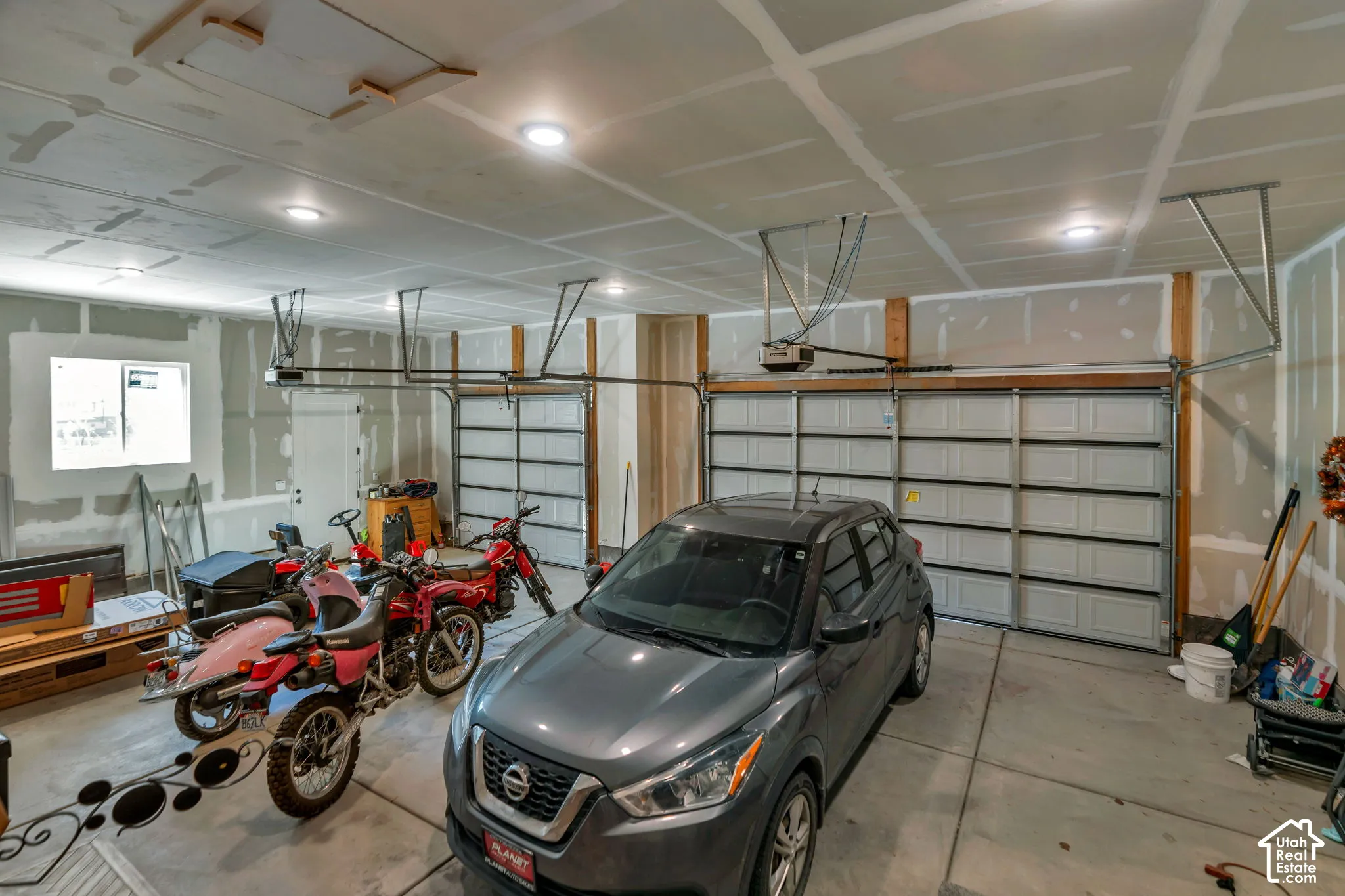 Huge 3-car garage