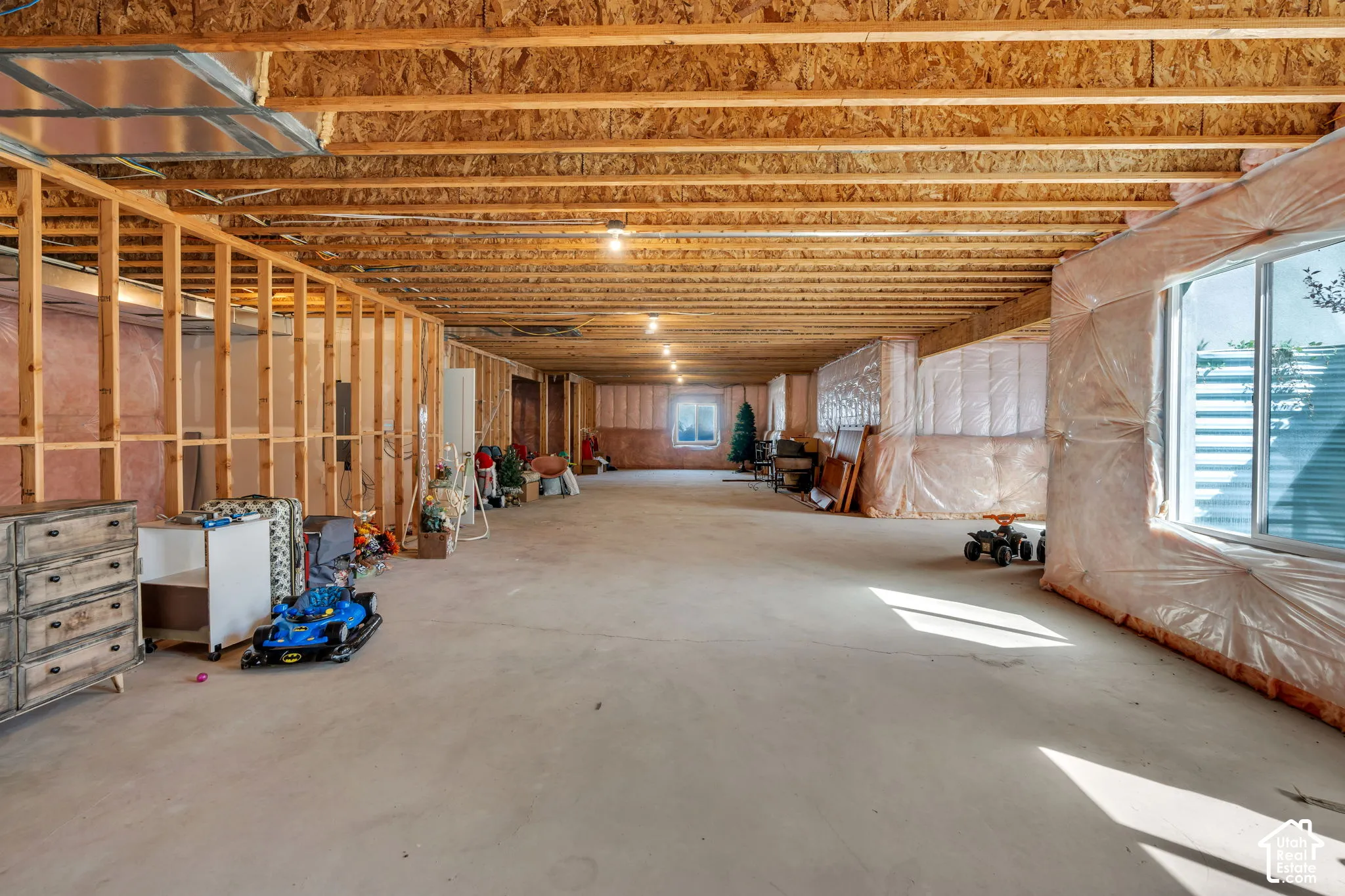 Full unfinished basement with lots of natural light