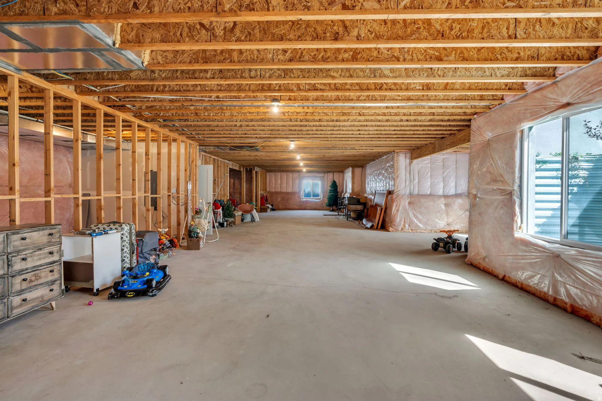 Full unfinished basement with lots of natural light