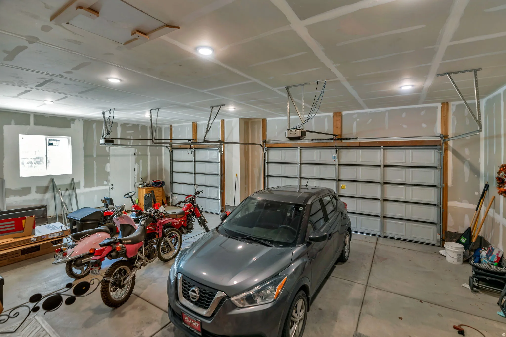 Huge 3-car garage