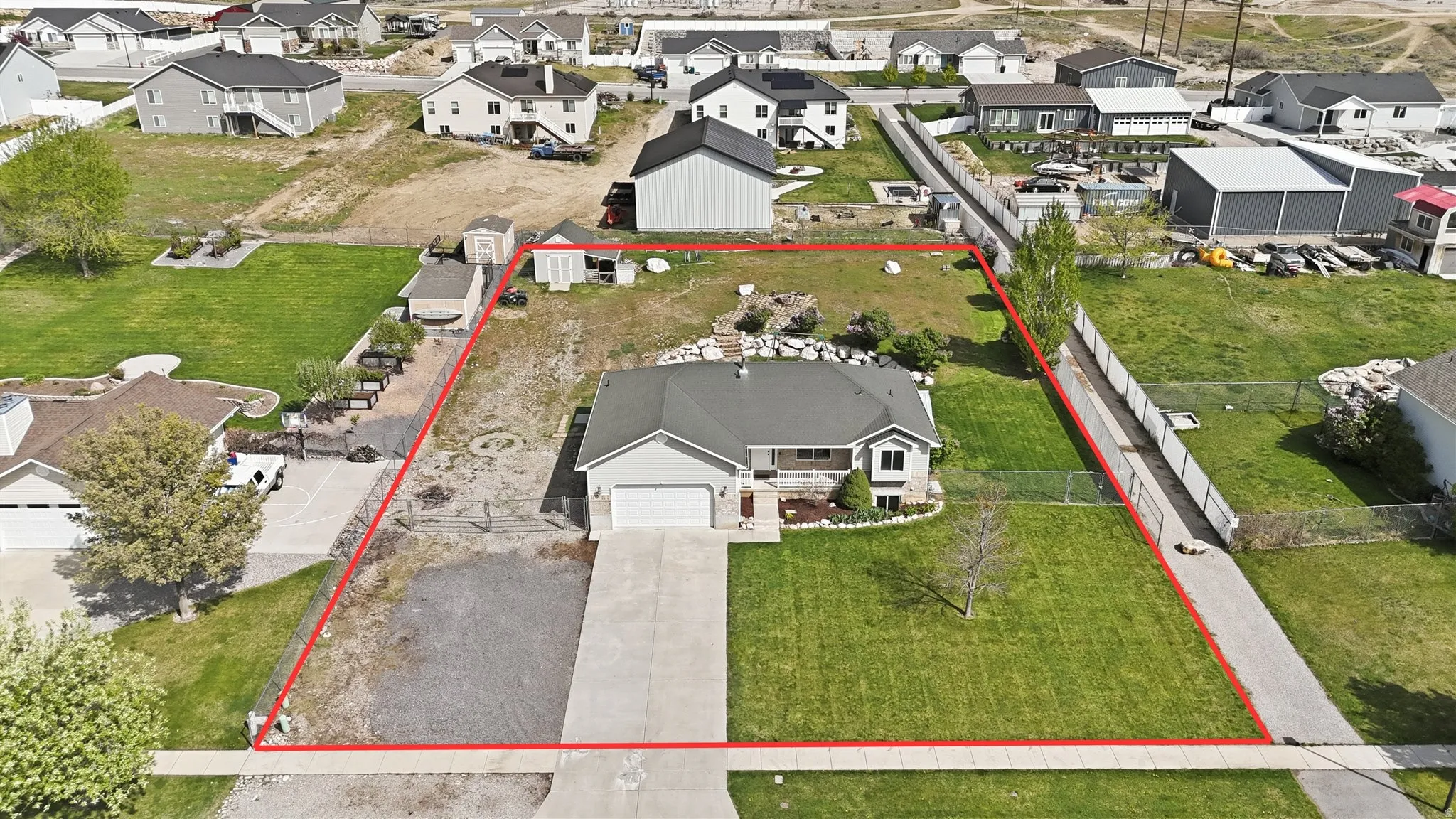 Aerial view of residential area featuring property parcel outlined