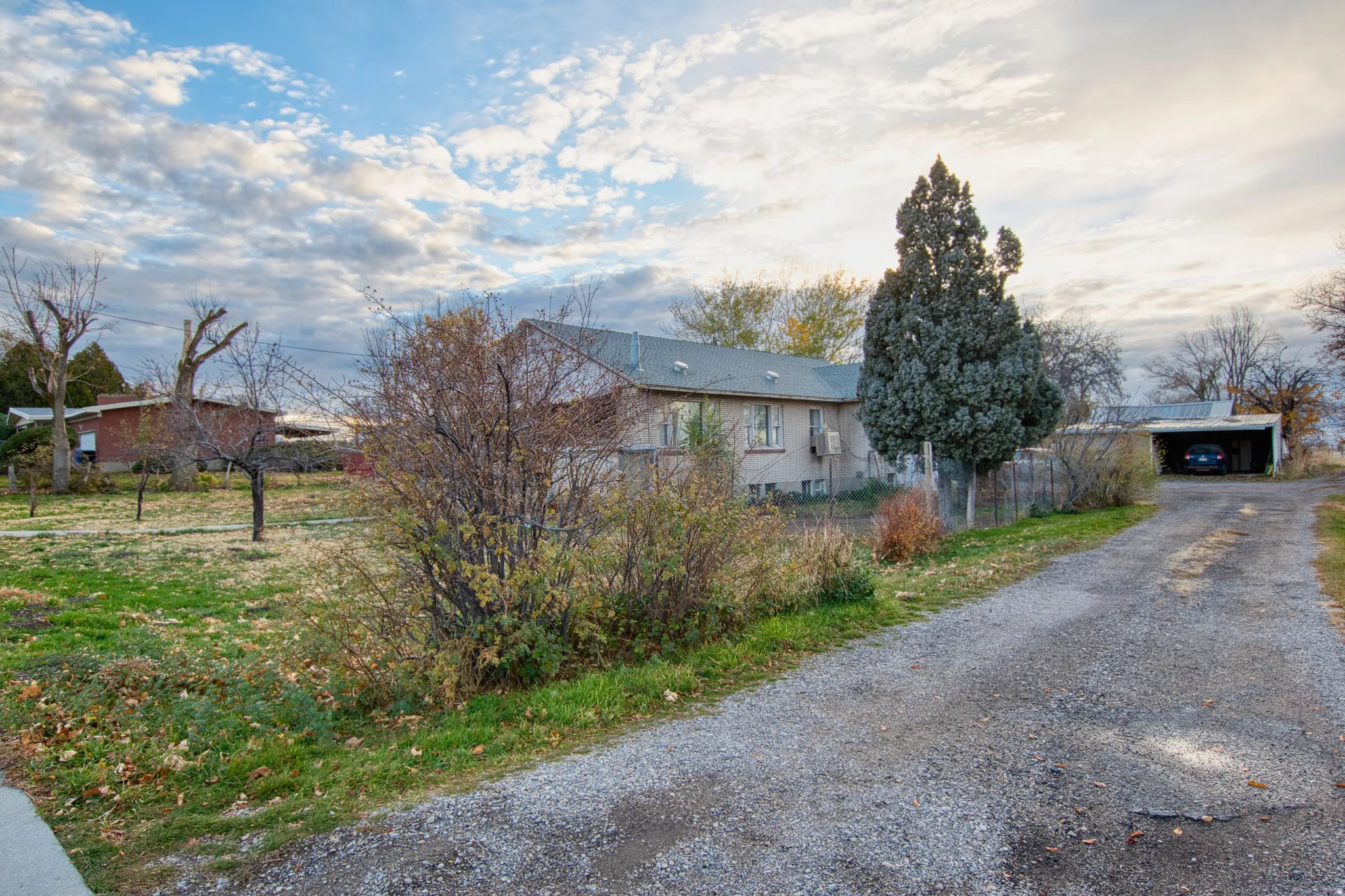 View of front facade with gravel driveway