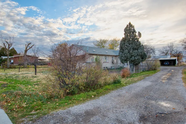 View of front facade with gravel driveway