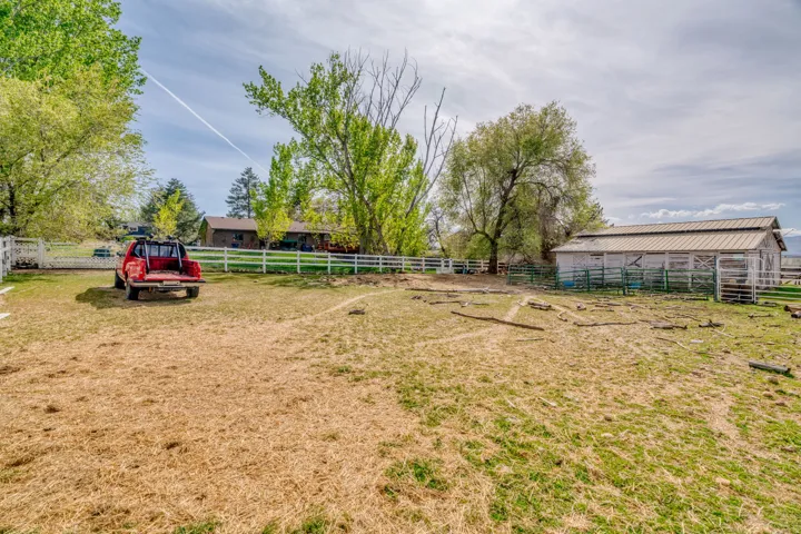 View of yard featuring an outbuilding