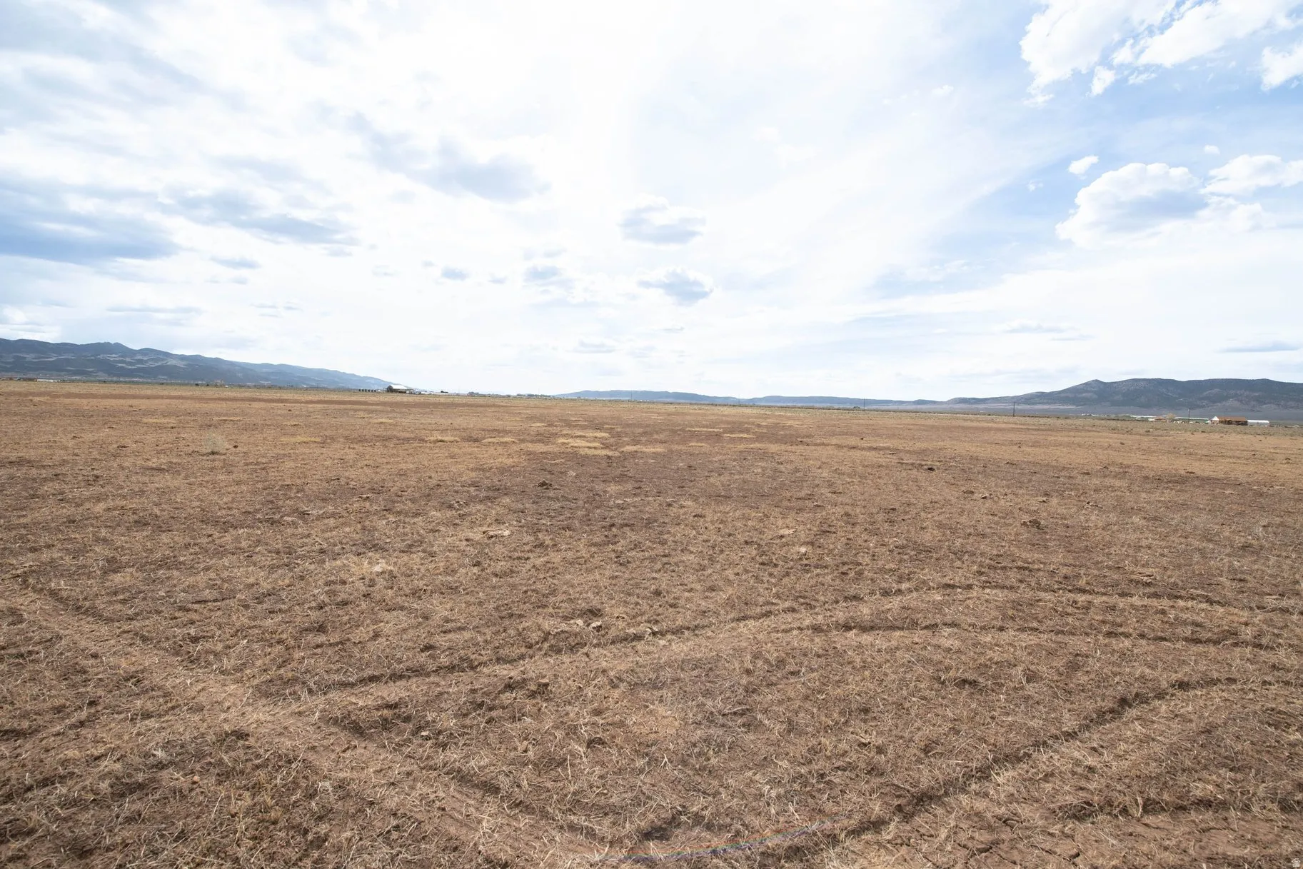 View of yard with a mountain view and a view of rural / pastoral area