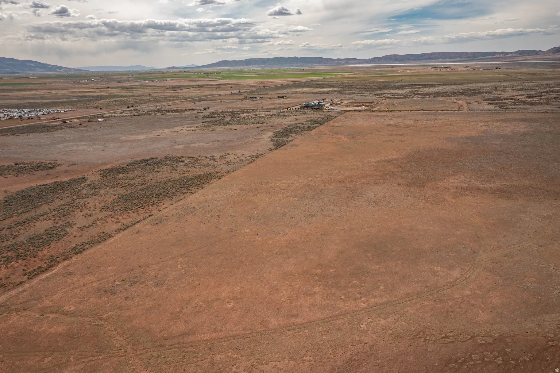 Overview of rural landscape featuring mountains and a desert landscape