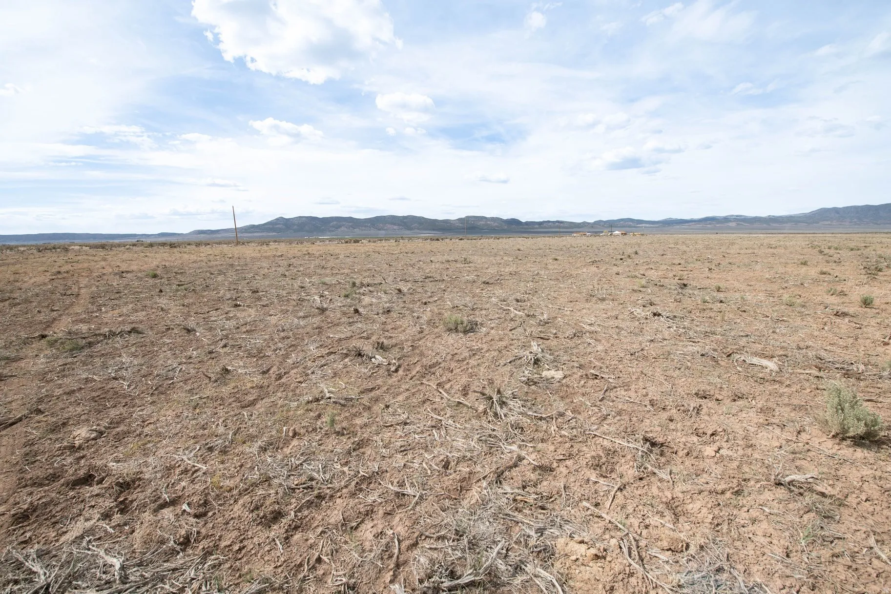 View of nature with a mountain backdrop and rural landscape