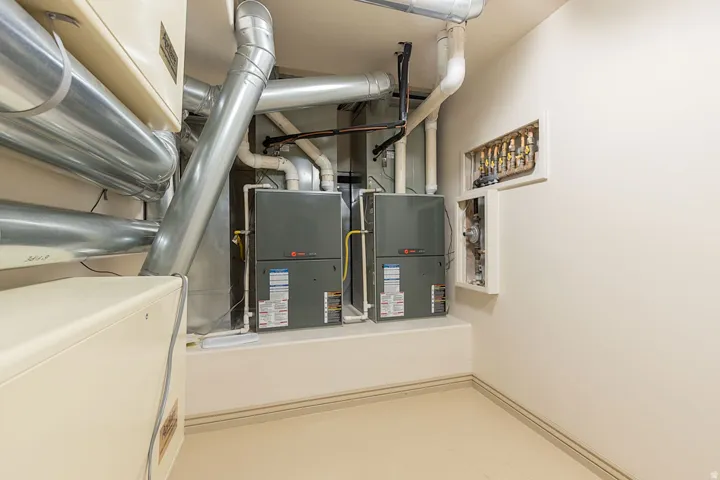 Utilities featuring washer / dryer