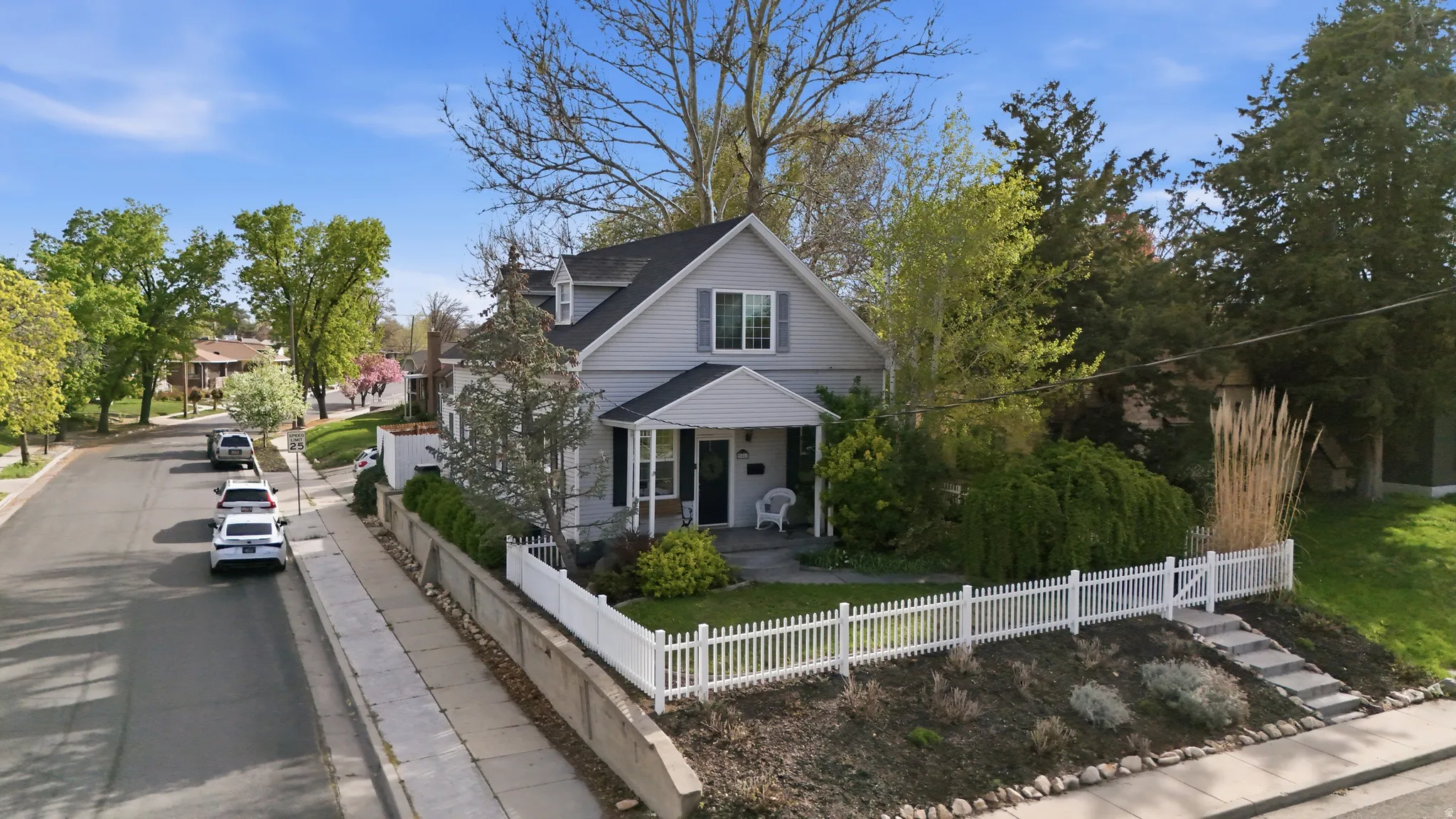 View of front facade with a porch and a fenced front yard