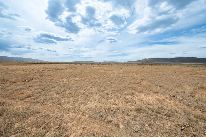 View of nature with a mountainous background and rural landscape