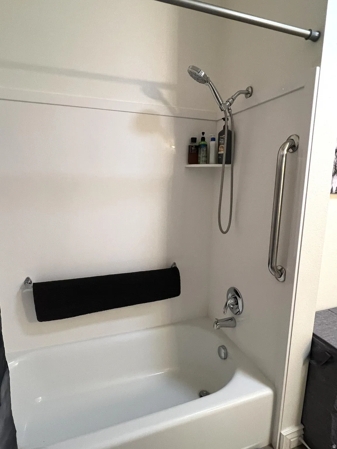 Bathroom with bathing tub / shower combination and vanity