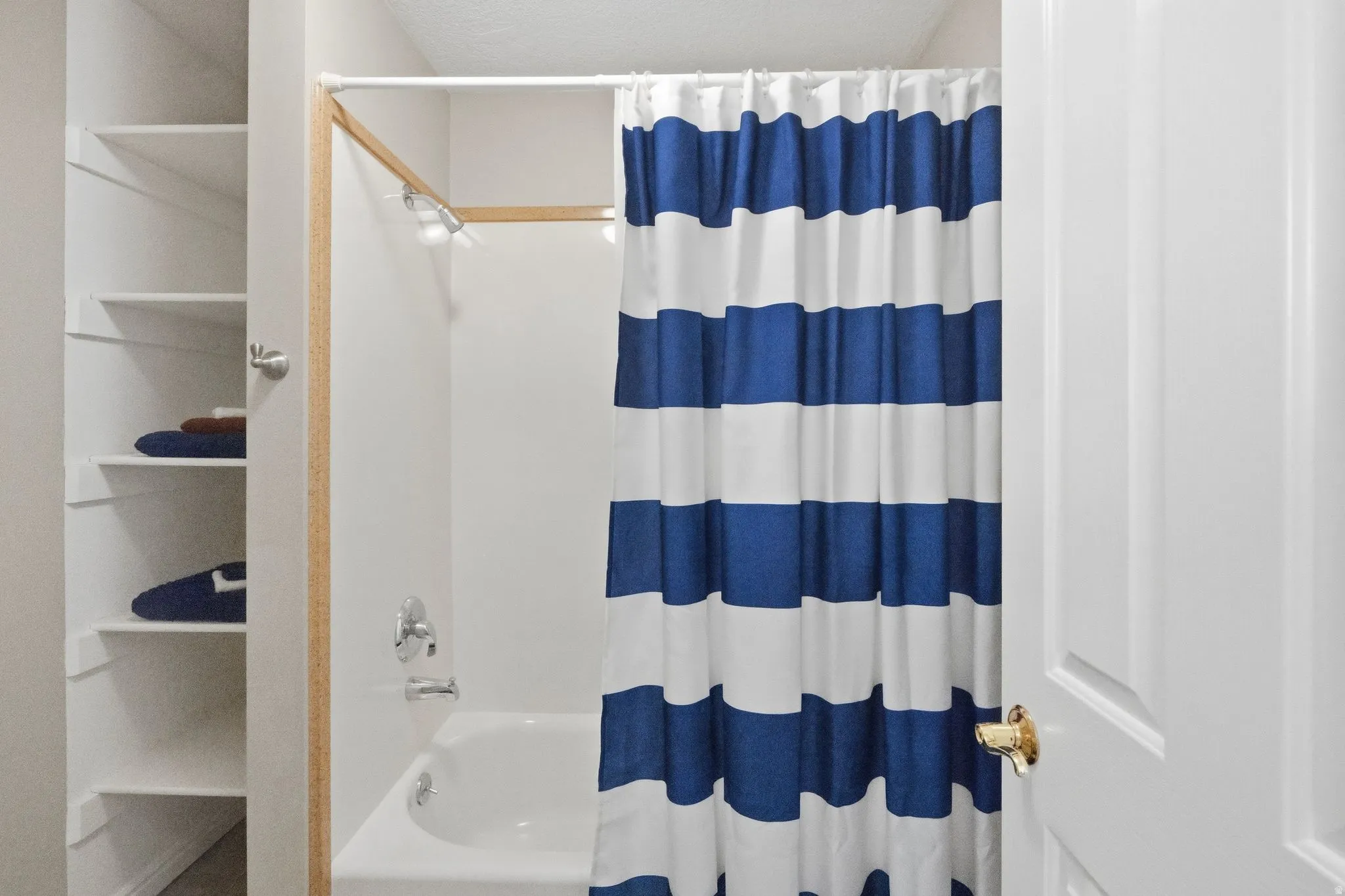 2nd level full bath.