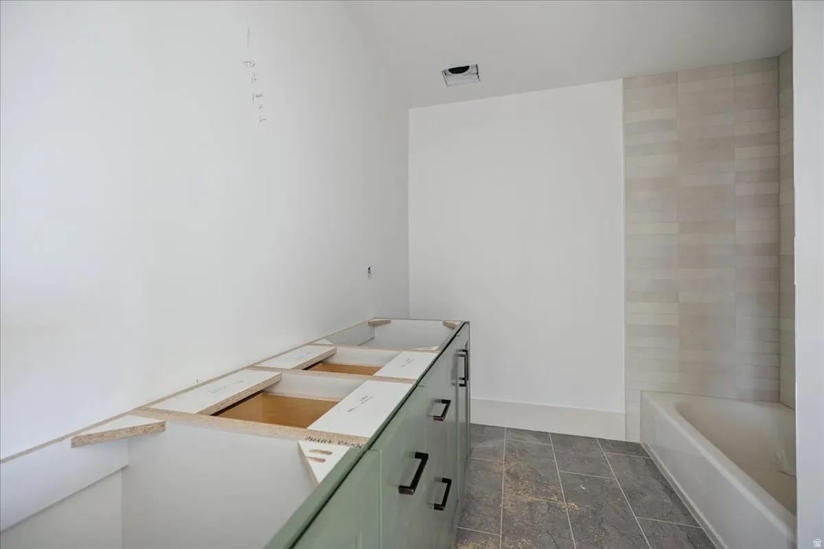 Upper Floor Shared Bathroon
