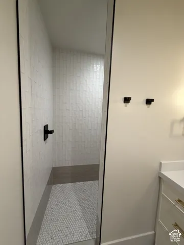 full ensuite Bathroom with shower