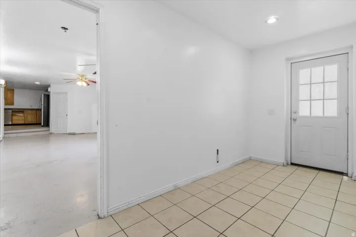 Entrance foyer with recessed lighting and a ceiling fan