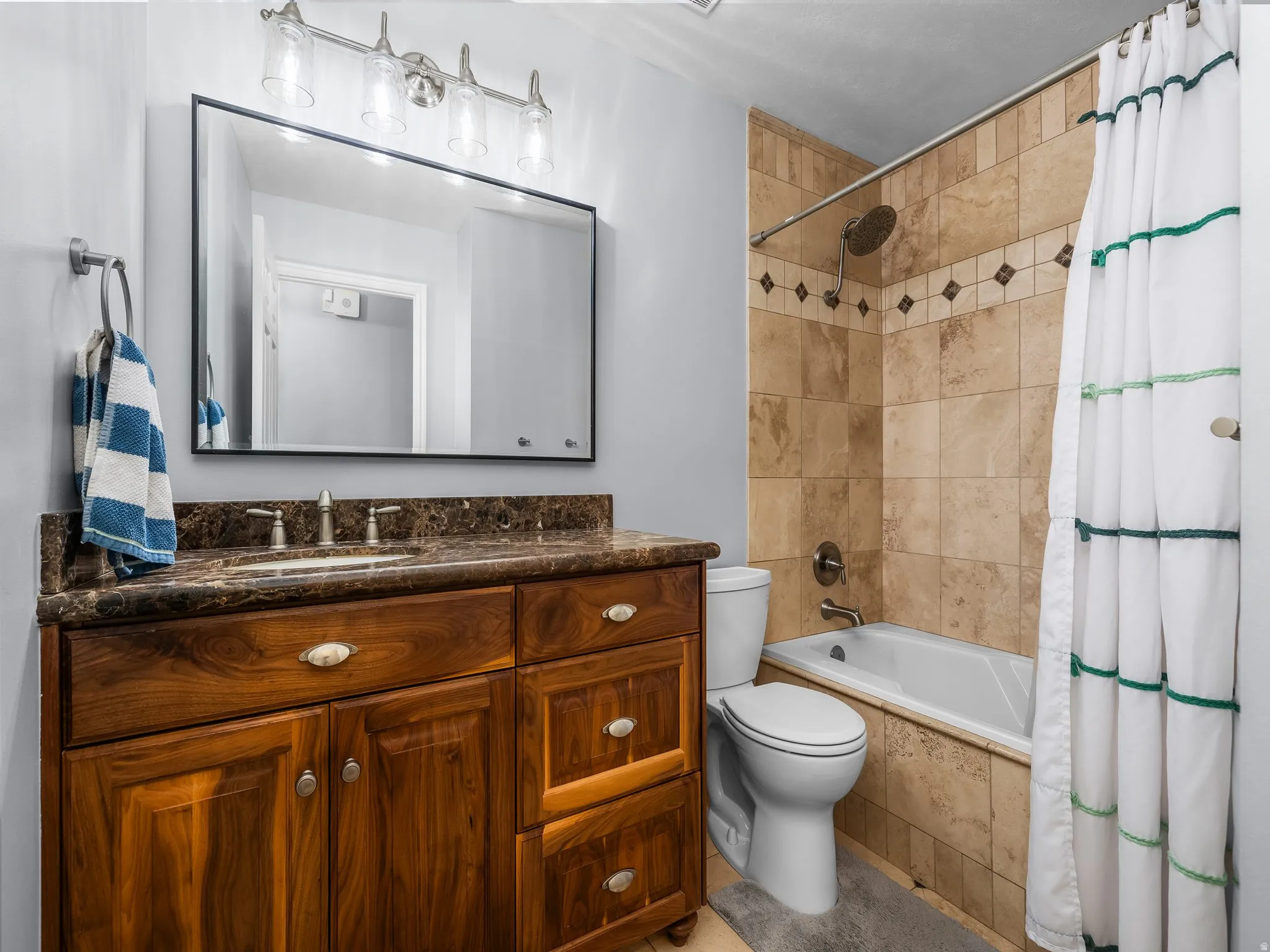 Full bath with vanity and tiled shower / bath
