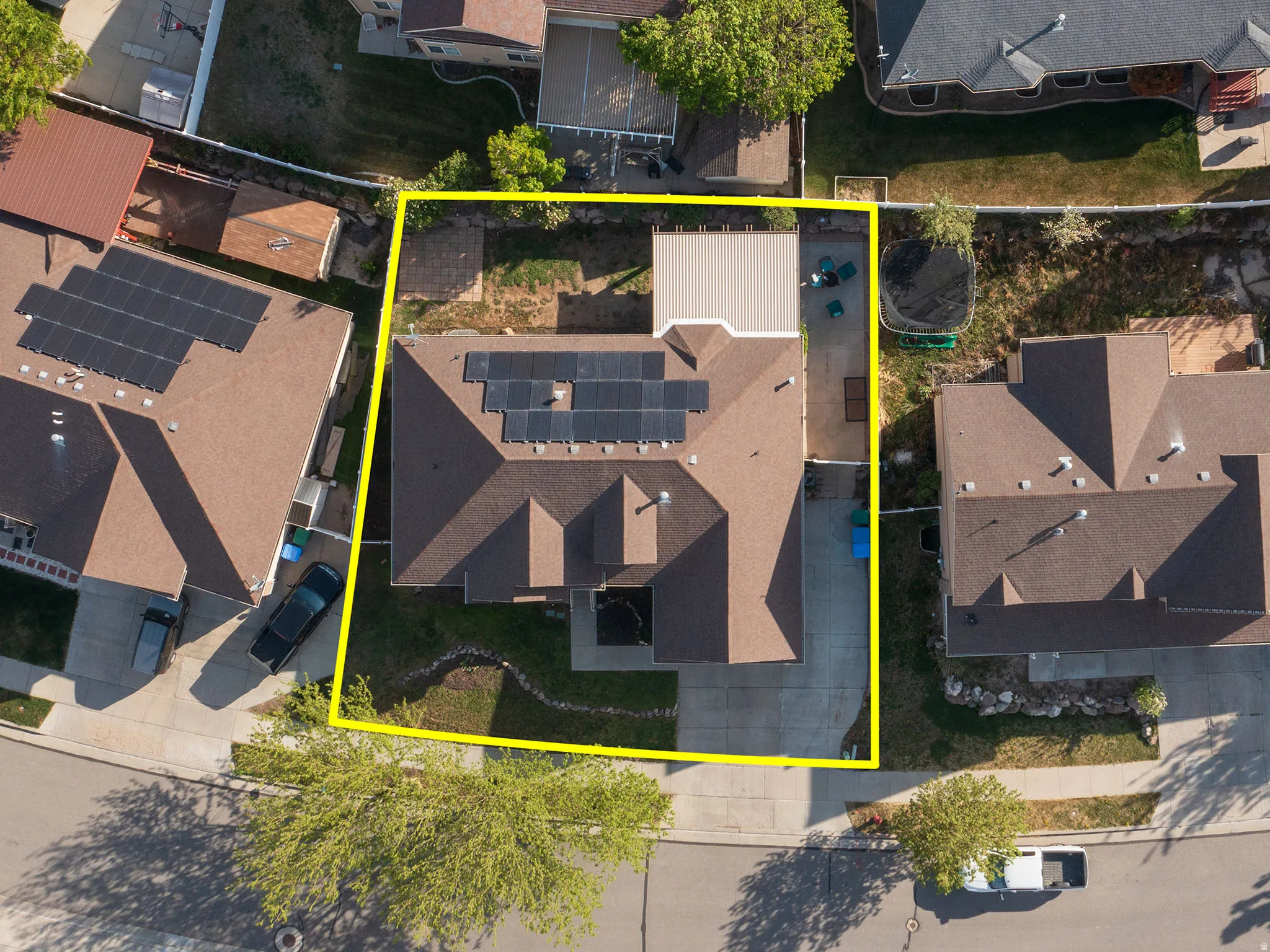 Aerial view of residential area featuring property parcel outlined